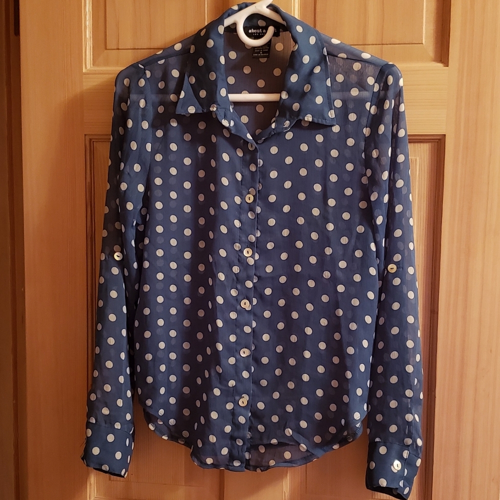 ABOUT A GIRL Top Blue/White Polka-Dot Small Sheer Button-Down Tab-Sleeve…